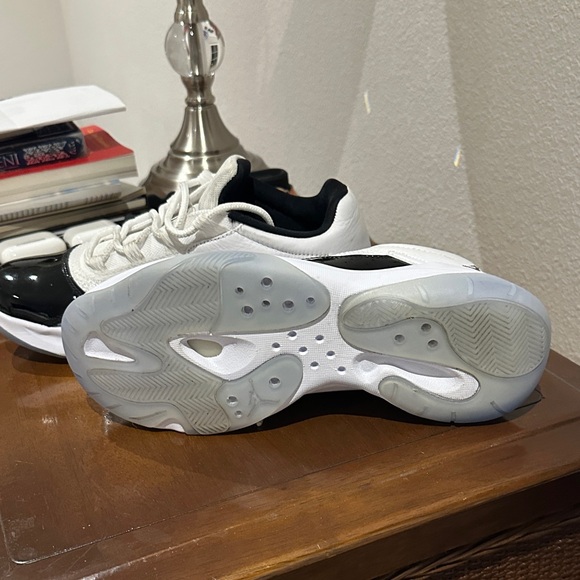 Jordan - White and Black Athletic Sneakers CMFT - Picture 3 of 6